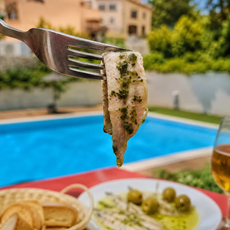 Aperitiu vora la piscina del Centre Cívic de Clariana