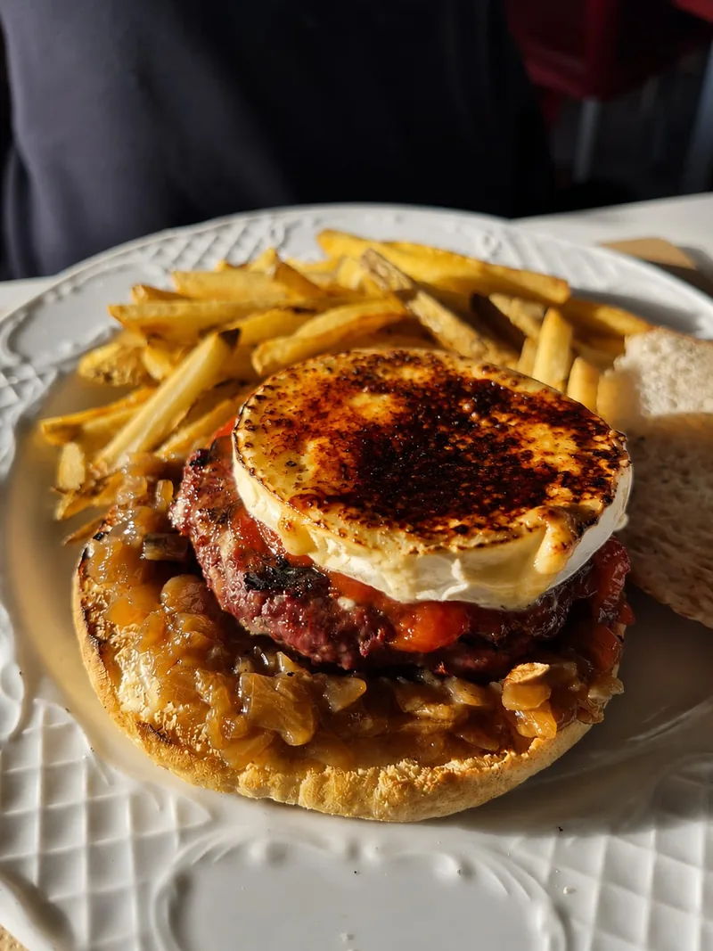 Hamburguesa especial amb formatge de cabra del Centre Cívic de Clariana